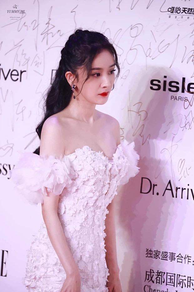 Những lần Dương Mịch mặc đồ khoe vòng 1 như chực nhảy ra ngoài-5