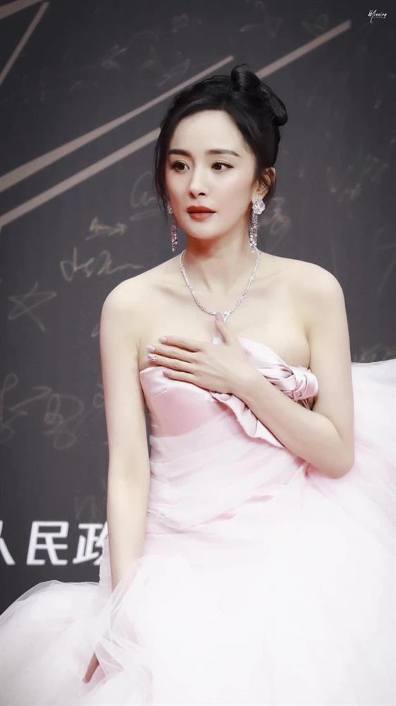 Những lần Dương Mịch mặc đồ khoe vòng 1 như chực nhảy ra ngoài-9