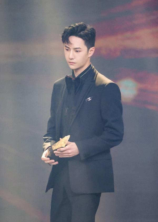 Ekip bị chỉ trích vì Vương Nhất Bác đóng quá nhiều phim?-6