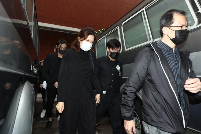 Con trai gục đầu bên di ảnh Ngô Mạnh Đạt trong lễ hỏa táng-2