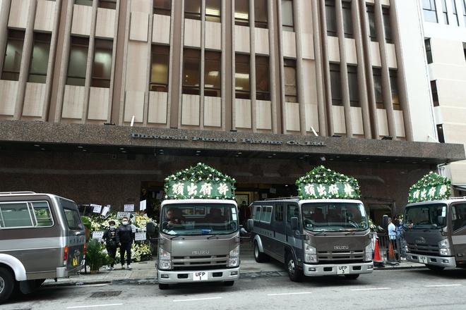 Con trai gục đầu bên di ảnh Ngô Mạnh Đạt trong lễ hỏa táng-4