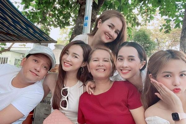 Trường Giang lườm Nhã Phương khi bóc quà Valentine trắng-6