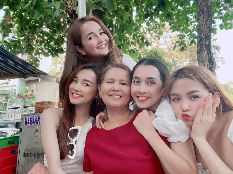 Trường Giang gây sốt khi xuất hiện bên hội phụ nữ nhà vợ-1