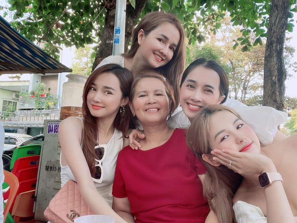 Trường Giang gây sốt khi xuất hiện bên hội phụ nữ nhà vợ-2