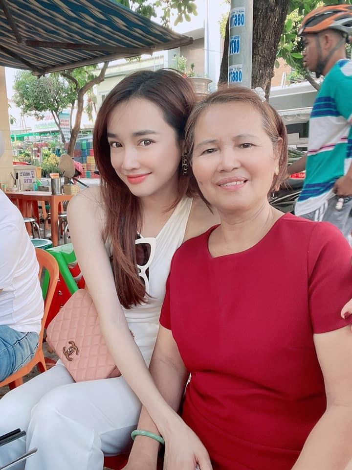 Trường Giang gây sốt khi xuất hiện bên hội phụ nữ nhà vợ-3