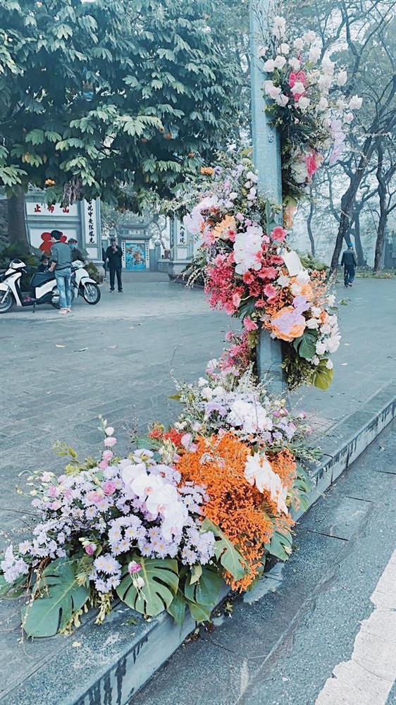 Spotlight ngày 8/3: Nhiều cột đèn Hà Nội nở hoa khiến dân tình xỉu dọc, xỉu ngang-3