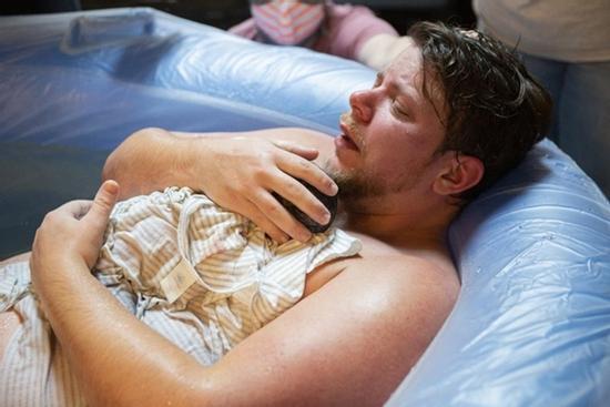 Hành trình sinh con của ông bố chuyển giới Mỹ