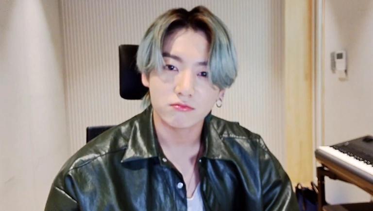 Vừa kêu đồ uống yêu thích sold out, Jungkook lập tức được cung phụng-3