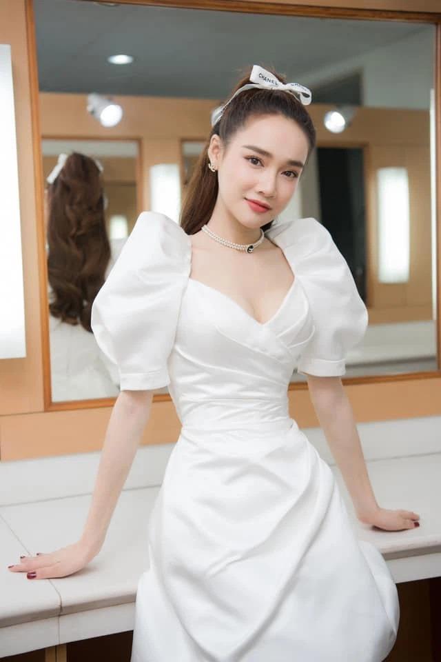 Từ Nhã Phương là chị em tăm tia được bao set đồ siêu xinh để diện tối 8/3-3