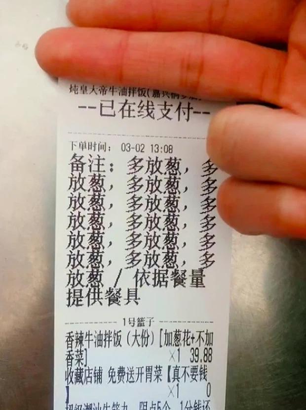 Thích ăn hành, thực khách order 15 lần vào suất ăn, nhân viên bực mình làm ra hành động choáng-1