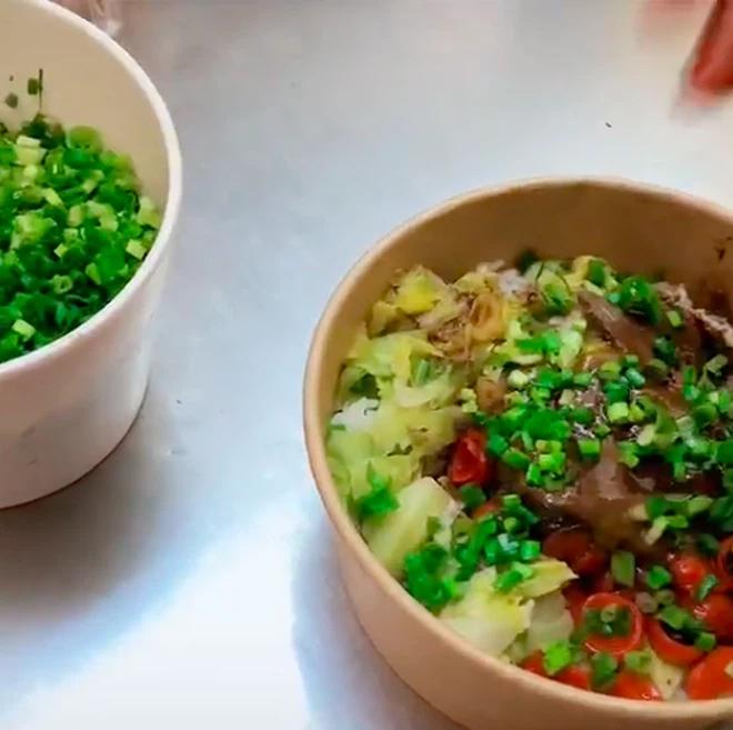 Thích ăn hành, thực khách order 15 lần vào suất ăn, nhân viên bực mình làm ra hành động choáng-2