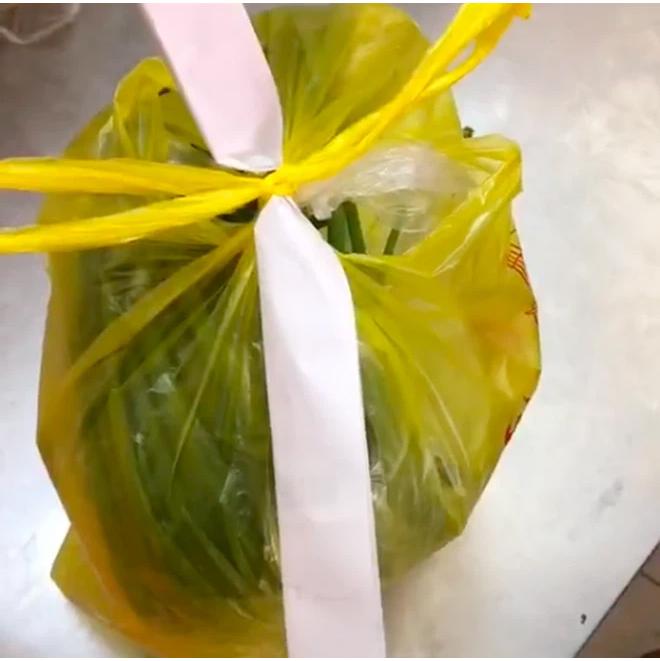 Thích ăn hành, thực khách order 15 lần vào suất ăn, nhân viên bực mình làm ra hành động choáng-5