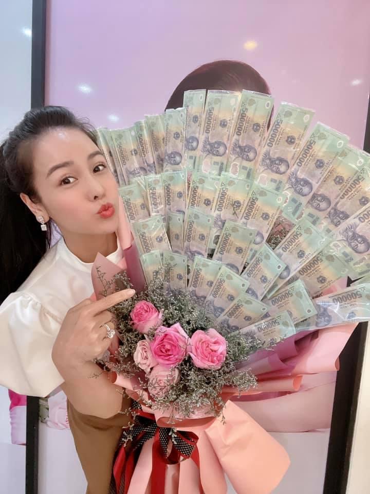 Nhật Kim Anh khiến hội chị em ghen tỵ với bó hoa tiền 8/3-1