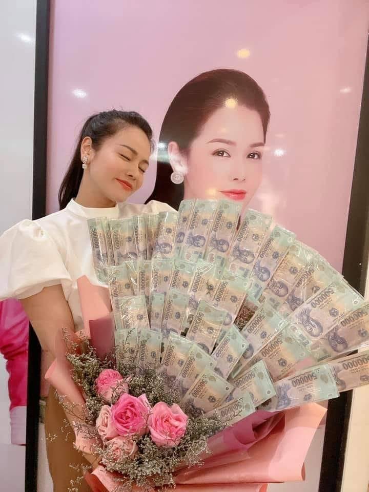 Nhật Kim Anh khiến hội chị em ghen tỵ với bó hoa tiền 8/3-2