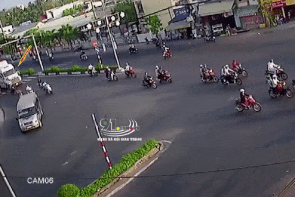 Clip: Xe container vào cua, cán qua 2 người phụ nữ rồi kéo lê gần 20m