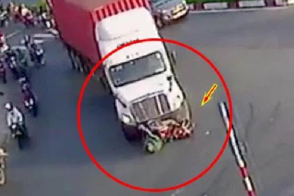 Clip: Xe container vào cua, cán qua 2 người phụ nữ rồi kéo lê gần 20m-1