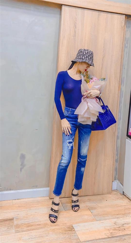 Thúy Vi, Lệ Quyên kém duyên vì váy áo xuyên thấu lộ nội y-7