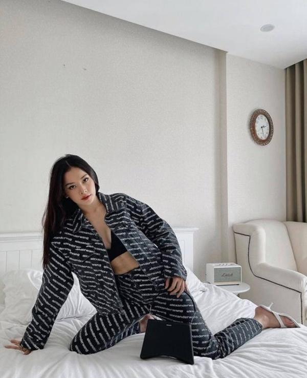 Chi Pu hài hước: "Lên đồ đẹp đẽ làm tấm hình rồi đánh ngay một giấc".