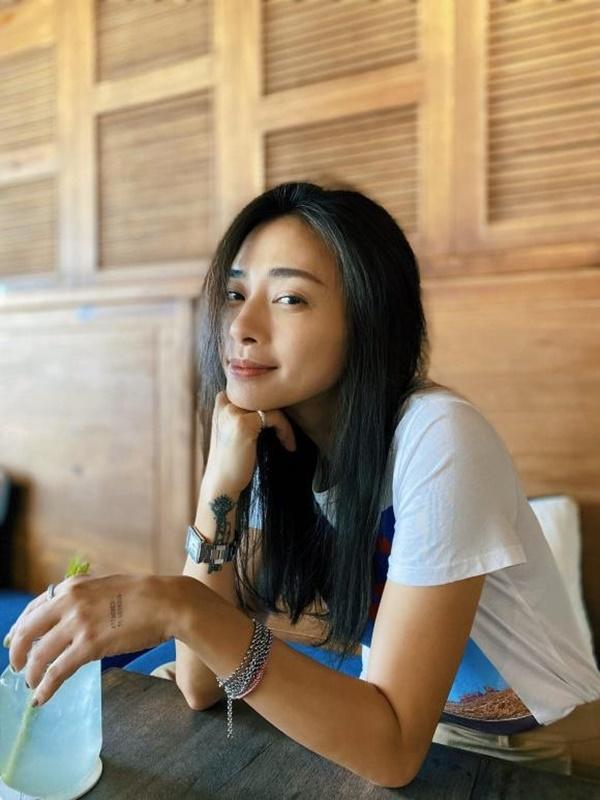 Ngô Thanh Vân triết lý: "Bạn không cần là bất cứ ai, hãy là chính mình. Đầu tiên, hãy xinh đẹp và hạnh phúc rồi đến thời điểm thích hợp sẽ có người vì nụ cười của bạn mà đánh đổi tất cả... Chúc tất cả các phụ nữ hôm nay thật hạnh phúc, thật xinh đẹp và hãy cười rạng rỡ nhé".