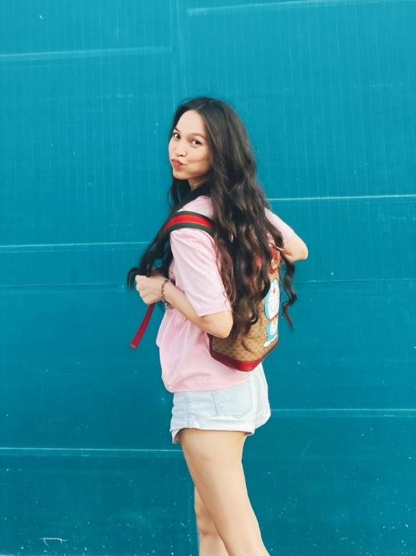 Hiền Thục trẻ trung như nữ sinh khi đi dạo phố.