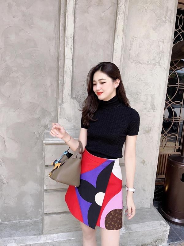 Á hậu Thanh Tú diện nguyên bộ đồ hàng hiệu đi chơi 8/3.