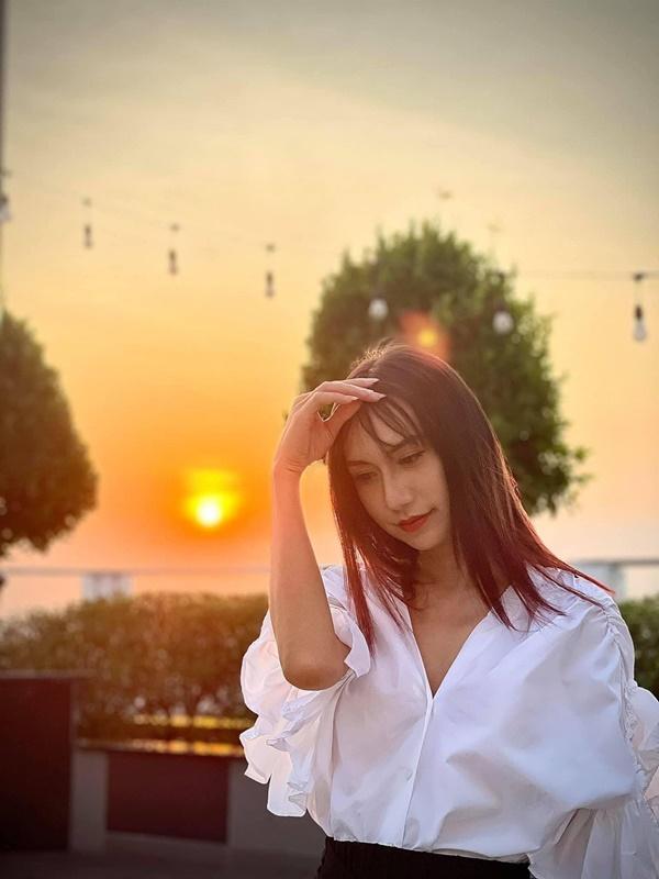 Lynk Lee đón hoàng hôn bình yên, nhẹ nhàng.