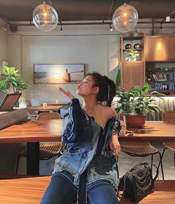 Hoàng Thùy Linh tạo dáng dễ thương khi đi cafe.