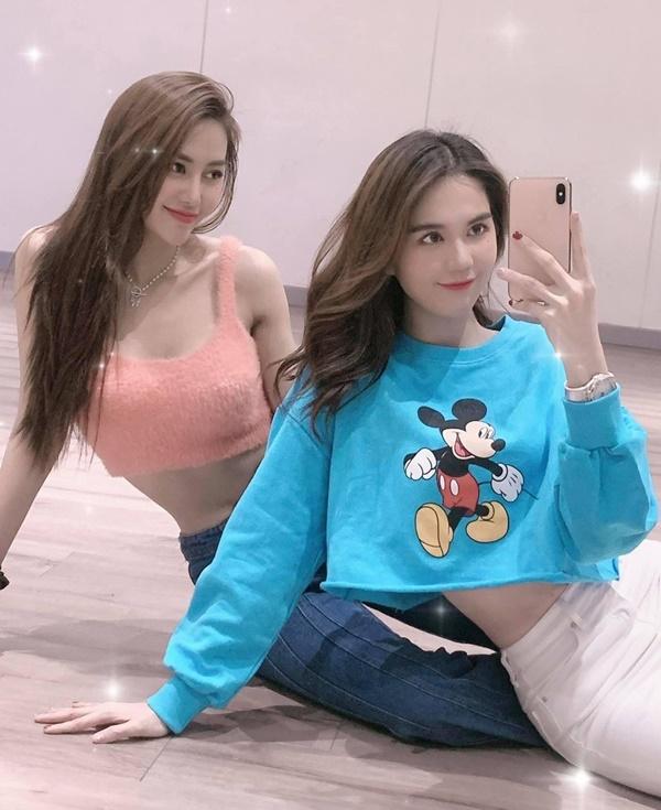 Ngọc Trinh và Linh Chi chụp hình thân thiết.