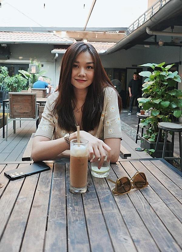 Thanh Hằng chia sẻ: "Đừng chỉ biết cuộn tròn trong chăn rồi nghĩ rằng ngoài kia toàn giá lạnh. Hãy bước ra và đón nhận sự dịu dàng của nắng nhé".