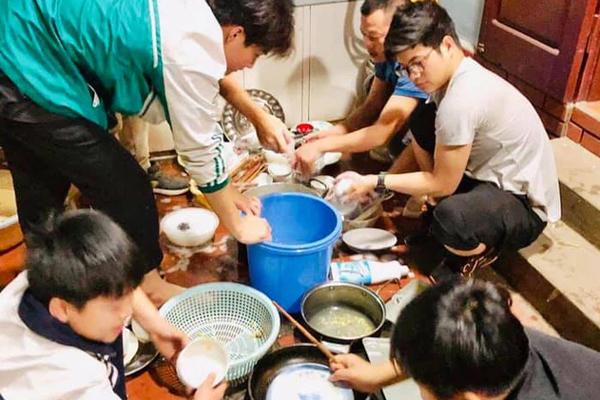 Cụ ông U80 năm nào cũng mua hoa tặng vợ 8/3, chất chơi chẳng kém giới trẻ-4