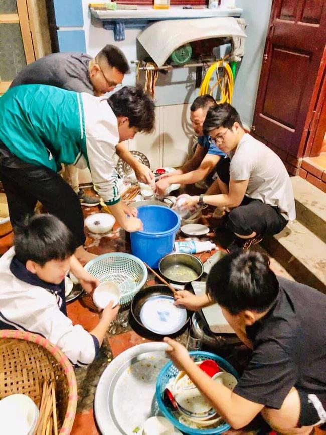 Hot nhất MXH ngày 8/3: Cả dòng họ đàn ông hớn hở ngồi xổm rửa bát-1