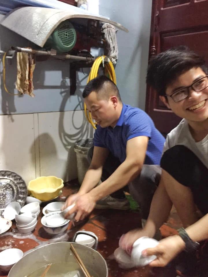 Hot nhất MXH ngày 8/3: Cả dòng họ đàn ông hớn hở ngồi xổm rửa bát-3