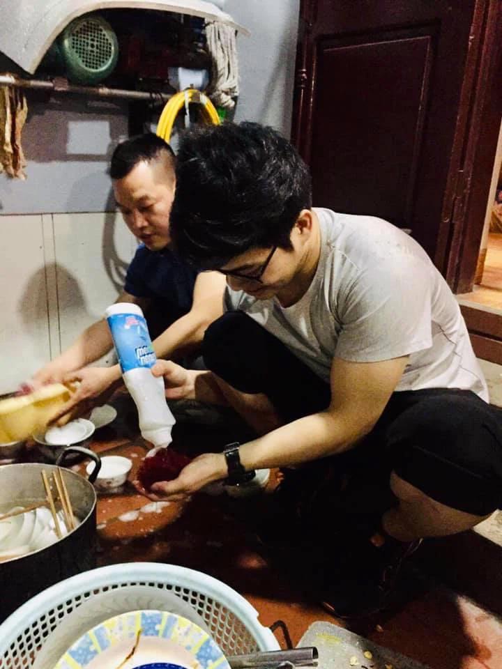 Hot nhất MXH ngày 8/3: Cả dòng họ đàn ông hớn hở ngồi xổm rửa bát-4