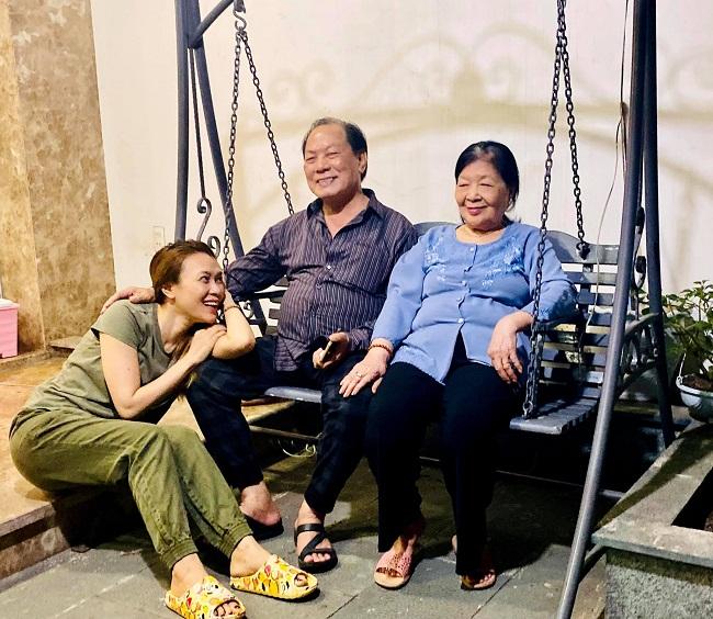 Hình ảnh mộc mạc đời thường của Mỹ Tâm khiến nhiều người thích thú. Dù là ngôi sao hàng đầu và cũng đã 40 tuổi, nhưng nữ ca sĩ luôn nhỏ bé khi về với gia đình, trong vòng tay bố mẹ.