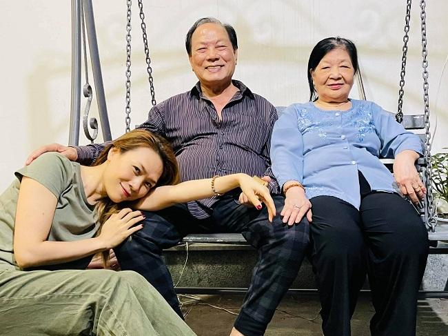 Mở đầu tin sao Việt là hình ảnh Mỹ Tâm đăng tải vào ngày Quốc tế Phụ nữ 8/3. Khác với số đông sao Việt đề cập chuyện tình ái, khoe hoa quà từ người thương, nữ ca sĩ chia sẻ khoảnh khắc ấm ám bên bố mẹ. "Con thương ba mẹ quá chừng...", Mỹ Tâm bày tỏ.