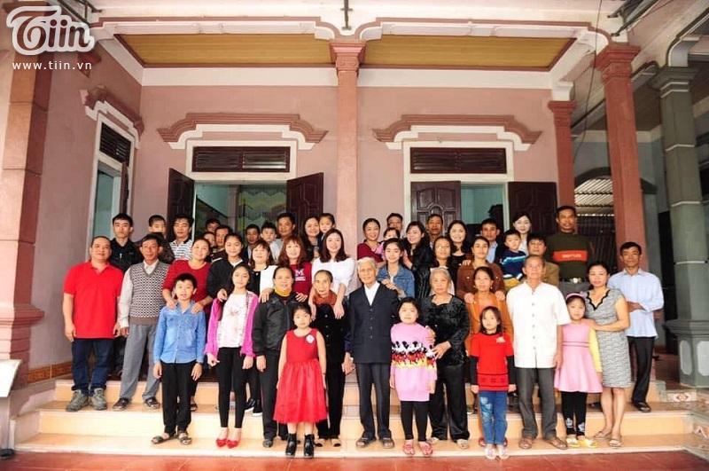 Cụ ông U80 năm nào cũng mua hoa tặng vợ 8/3, chất chơi chẳng kém giới trẻ-3