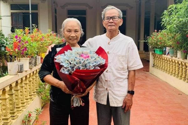 Giục vợ chọn trang sức làm quà 8/3, anh chồng khiến tất cả cười ra nước mắt-6