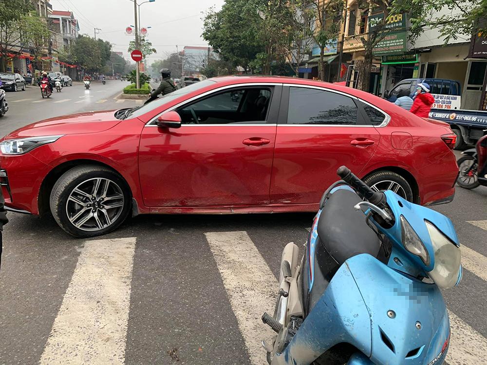 Con trai tông móp xế hộp, phản ứng bố mẹ khiến nhiều người ngán ngẩm-1