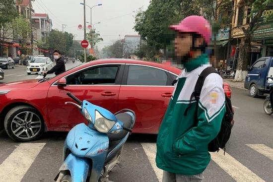 Con trai tông móp xế hộp, phản ứng bố mẹ khiến nhiều người ngán ngẩm