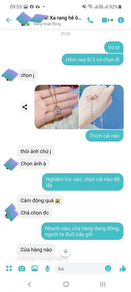 Giục vợ chọn trang sức làm quà 8/3, anh chồng khiến tất cả cười ra nước mắt-1