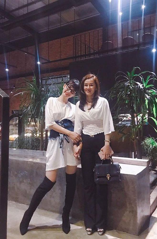 4 người mẹ sao Việt: Nhan sắc không tuổi, phong cách lấn át con gái-13