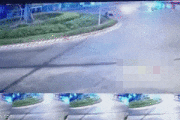 Clip: Vượt xe ben như vũ bão, người đàn ông tử vong sau 2 cú đâm-1