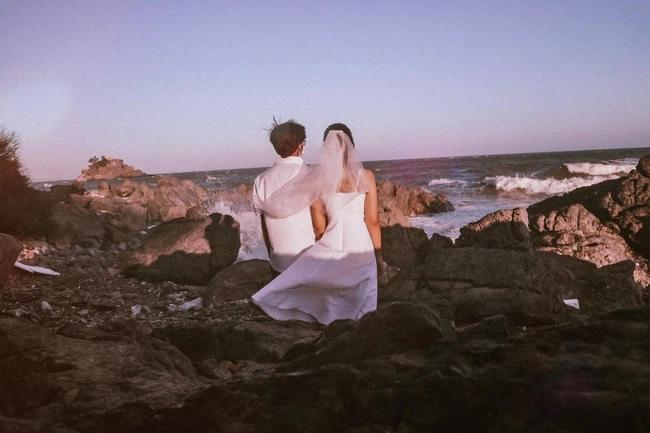 Cặp đôi đi Vũng Tàu chụp ảnh cưới nhưng lại dính chiêu lừa của bà bán hàng rong-1