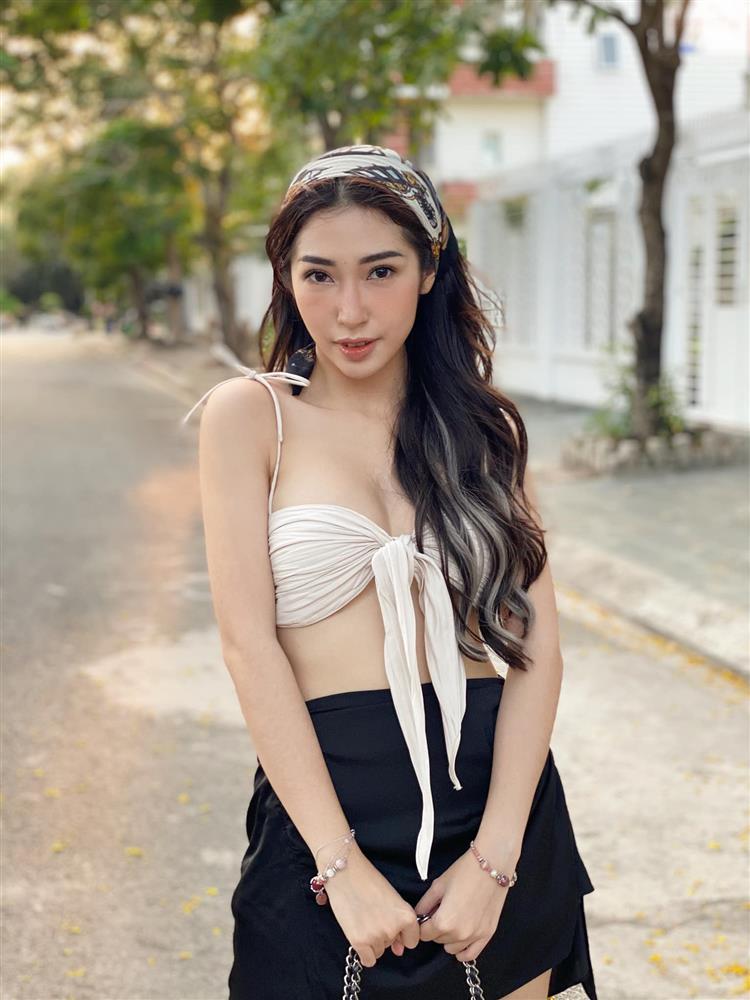 Nối gót Ngọc Trinh, Khổng Tú Quỳnh diện áo bikini xuống phố-1