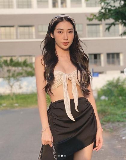 Nối gót Ngọc Trinh, Khổng Tú Quỳnh diện áo bikini xuống phố-2