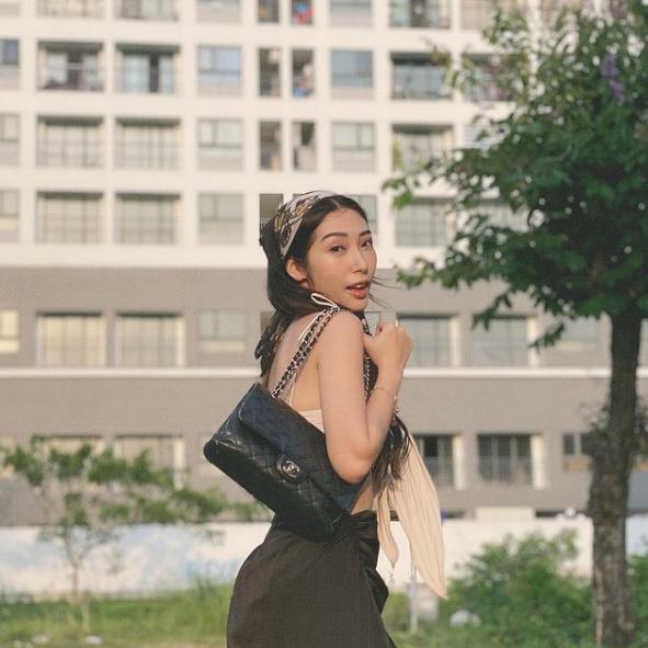 Nối gót Ngọc Trinh, Khổng Tú Quỳnh diện áo bikini xuống phố-3