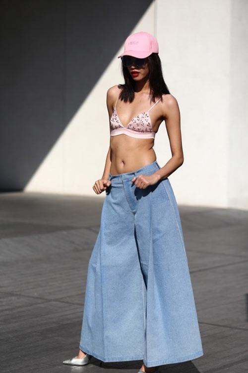 Nối gót Ngọc Trinh, Khổng Tú Quỳnh diện áo bikini xuống phố-9