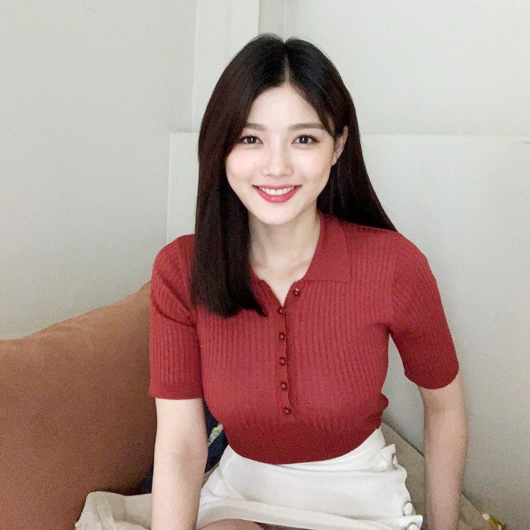 Sở hữu body quyến rũ, Kim Yoo Jung cũng chọn những bộ trang phục ôm sát, khoe khéo đường cong cơ thể.