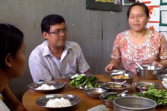 Mời mẹ chồng chụp ảnh kỷ niệm nhưng 1 vì lý do lại khiến bà từ chối rồi 'nói mát'