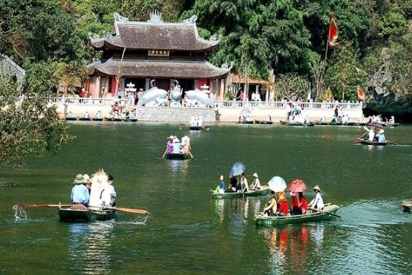 Hàng trăm người dân khai báo y tế, chờ vào lễ Chùa Hương trong ngày đầu mở cửa trở lại-11